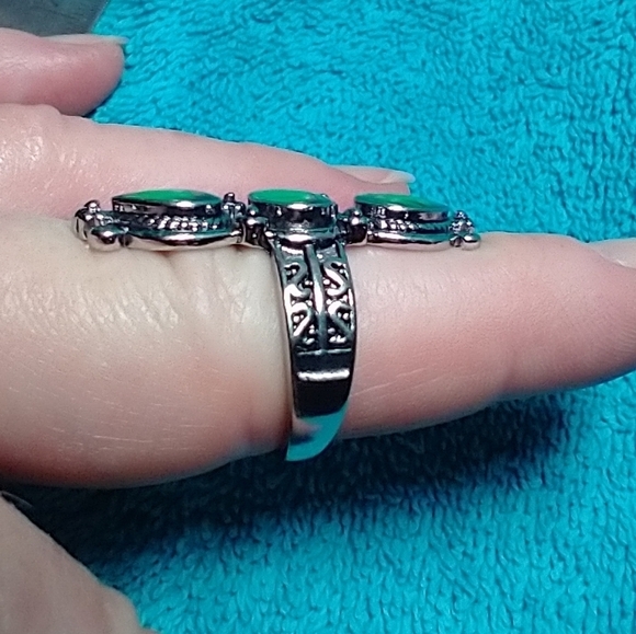 Silvertone green stone large ring decorative band - Picture 5 of 5